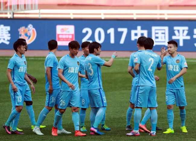 右路角球开到禁区金玟哉头球打在鲁奥身上折射破门，拜仁3-0斯图加特。